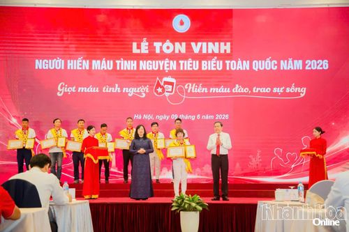 Chủ tịch Quốc hội Trần Thanh Mẫn trao bằng khen và giấy chứng nhận tôn vinh người hiến máu tình nguyện tiêu biểu toàn quốc cho bà Nguyễn Thị Bảo
