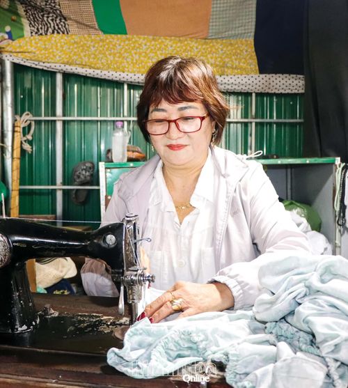Bà Nguyễn Thị Bảo sửa quần áo tại chợ Ba Ngòi (phường Cam Linh).