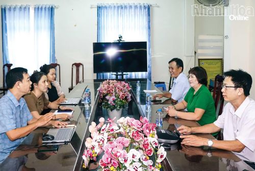 Đại diện Hội Chữ thập đỏ tỉnh gặp gỡ 3 cá nhân tiêu biểu của tỉnh dự lễ tôn vinh 100 người hiến máu tiêu biểu toàn quốc tại Thủ đô Hà Nội.