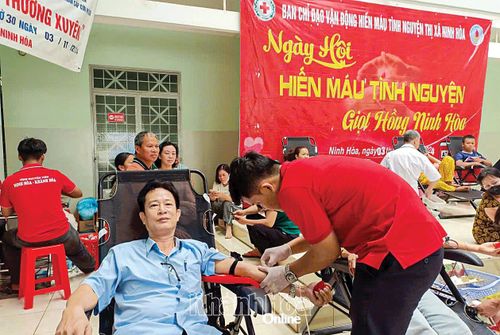Ông Phạm Ngọc Thạch trong một lần tham gia hiến máu tại địa phương. Ảnh: Nhân vật cung cấp
