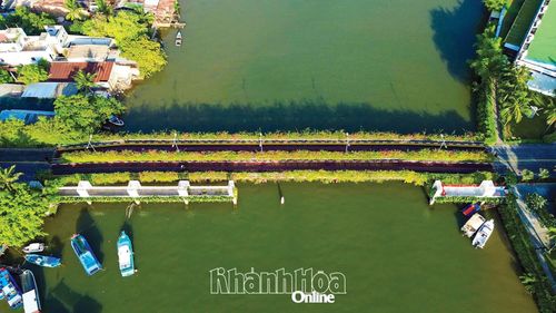 Chiếc cầu nối Hải Đảo với đất liền - nơi từng có cây cầu gỗ cũ kỹ đi vào ký ức của nhiều thế hệ trẻ em Xóm Bóng.