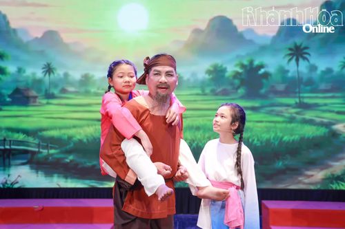 Hình ảnh 3 ông cháu tham gia dẫn truyện trong vở diễn “Ăn khế trả vàng”.