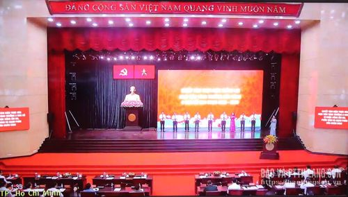  Thủ tướng Chính phủ cùng các đồng chí lãnh đạo Đảng, Nhà nước, Ủy ban Trung ương MTTQ Việt Nam và lãnh đạo Thành ủy, UBND Thành phố Hồ Chí Minh thực hiện nghi thức bấm nút phát động phong trào thi đua (ảnh chụp màn hình)
