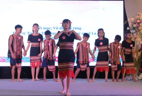 Học sinh Trường TH và THCS La Dạ biểu diễn tiết mục múa dân gian truyền thống của đồng bào K'ho