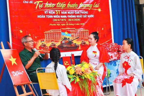 CCB Phan Thế Tài chia sẻ những ký ức chiến trường với các em học sinh