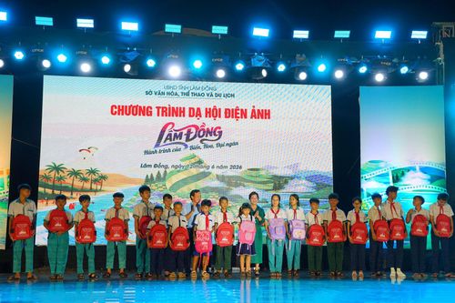 Trao quà cho học sinh nghèo vượt khó tại Phú Quý