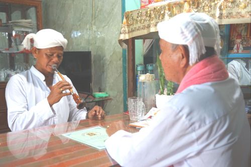 Anh Thông Minh Tranh trong buổi tập kèn với cha