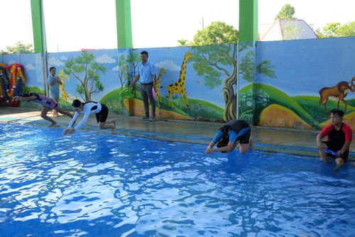 Học sinh xã Hàm Kiệm tham gia học bơi sau Lễ khai mạc hè, Ngày Olympic trẻ em và phát động toàn dân tập luyện môn bơi, phòng chống đuối nước tại xã Hàm Kiệm