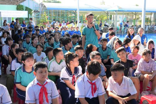 Học sinh các cấp xã Hàm Kiệm tham dự Lễ khai mạc hè, Ngày Olympic trẻ em và phát động toàn dân tập luyện môn bơi, phòng chống đuối nước