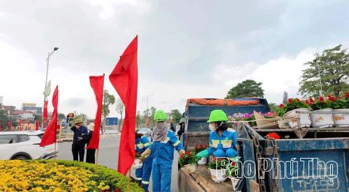 Công nhân Công ty CP môi trường và dịch vụ đô thị Việt Trì nỗ lực tạo dựng cảnh quan môi trường đô thị xanh, sạch, đẹp.