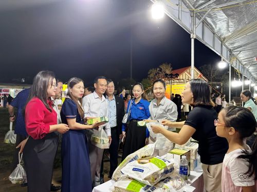 Phiên chợ mang đến cho người dân nông thôn cơ hội tiếp cận và mua sắm các sản phẩm OCOP chất lượng cao - Ảnh: T.T