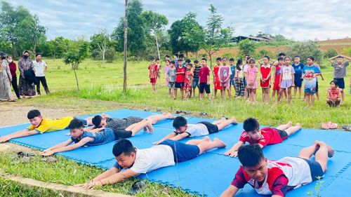 Các em học sinh được truyền đạt kiến thức cần thiết, góp phần giảm thiểu rủi ro và nâng cao ý thức phòng tránh tai nạn đuối nước - Ảnh: X.P