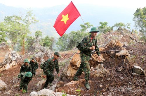 Cán bộ, chiến sĩ Đội Tìm kiếm, quy tập hài cốt liệt sĩ, Bộ Chỉ huy Quân sự tỉnh hành quân lên điểm cao 685, thôn Nặm Ngặt, xã Thanh Thủy để thực hiện nhiệm vụ tìm kiếm, quy tập hài cốt liệt sĩ.