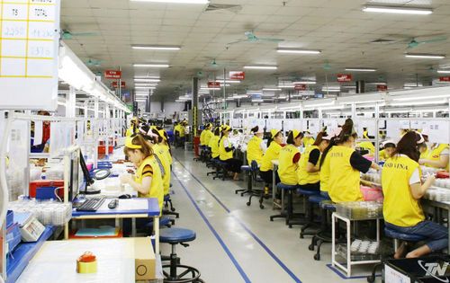 Nhu cầu nhân lực trong lĩnh vực sản xuất điện tử tiếp tục gia tăng cùng với sự mở rộng hoạt động của các doanh nghiệp. Trong ảnh: Sản xuất linh kiện điện tử tại Công ty TNHH KSD Vina (Khu công nghiệp Điềm Thụy).