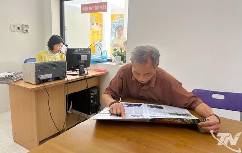 Ông Nguyễn Văn Yên (phường Đức Xuân) duy trì thói quen đọc sách, báo tại Thư viện mỗi ngày.