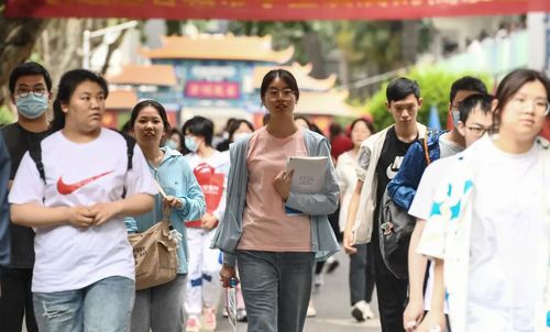 Học sinh Trung Quốc dự thi gaokao với quy trình giám sát nghiêm ngặt. Kỳ thi này tương đối khó bị tác động bởi AI. Ảnh: The Straits Times