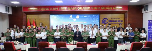 Các đại biểu chụp hình lưu niệm tại hội thảo