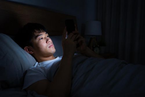 Thói quen xem màn hình điện thoại trong bóng tối cũng là nguyên nhân gây hại mắt (Ảnh minh họa)