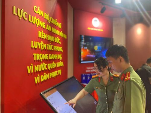  Các cán bộ, chiến sĩ tham quan gian hàng trưng bày của Cục An ninh nội địa. 