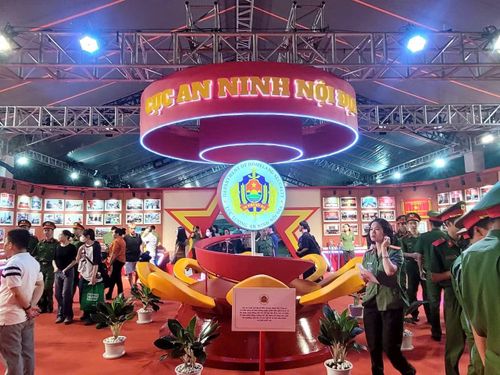 Tại khu vực trung tâm, hệ thống vòng tròn đồng tâm thả trần mang sắc đỏ rực rỡ, hội tụ ánh sáng hướng thẳng xuống logo của Cục An ninh nội địa đặt trên đài hoa cách điệu.