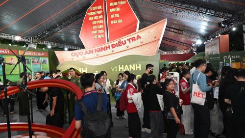  Rất đông người dân và cán bộ chiến sĩ tham quan khu vực trưng bày của Cục An ninh điều tra. 