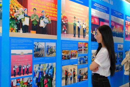 Khu vực triển lãm “Chủ động kiến tạo hòa bình” của Lực lượng Gìn giữ hòa bình thu hút du khách trong và ngoài nước, đủ lứa tuổi tới tham quan, tìm hiểu.