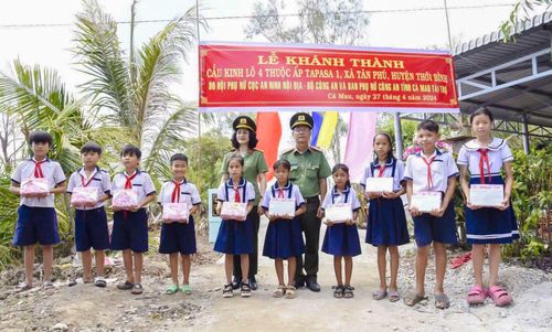 Cục An ninh nội địa trao tặng công trình cầu Kinh Lô 4 và tặng quà cho các em học sinh giỏi có hoàn cảnh khó khăn trên địa bàn xã Tân Phú, huyện Thới Bình, tỉnh Cà Mau (Năm 2024).