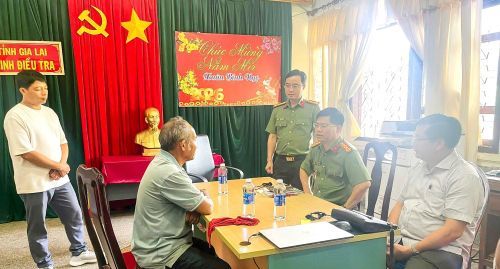 Đại tá Ngô Xuân Phú, Phó Cục trưởng Cục An ninh nội địa làm việc với đối tượng Siu Yúi tại Gia Lai để điều tra về hành vi phá hoại chính sách đại đoàn kết. Đồng thời, cán bộ Công an cũng khuyến cáo người dân không nghe theo lời xúi giục, kích động chia rẽ của kẻ xấu.