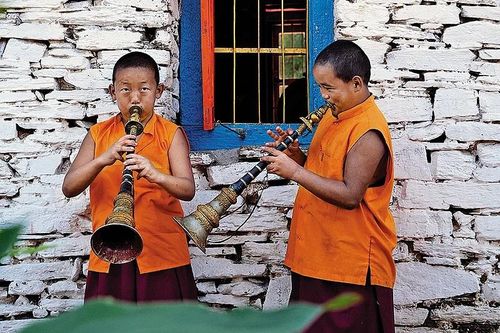 Các nhà sư trẻ đang chơi gyaling tại tu viện Rinchenpong | Ảnh: Sandipan Chatterjee