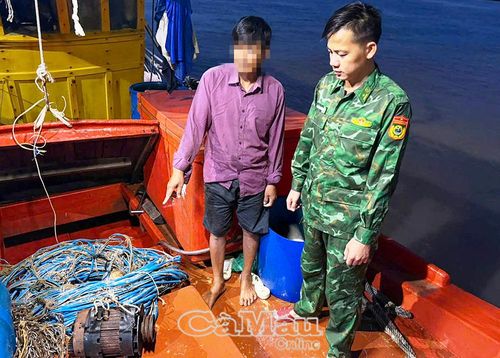 Cán bộ Đồn Biên phòng Gành Hào kiểm tra tang vật là công cụ kích điện được phát hiện trên tàu cá BT-91963-TS.