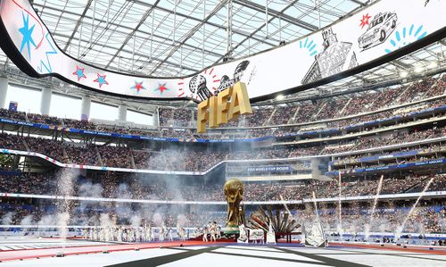 Sự kiện mở màn World Cup 2026 ở nước Mỹ diễn ra khi giải đấu đã đi qua được 3 trận (tổ chức ở Canada và Mexico). Đội đồng chủ nhà Mỹ thi đấu ở trận thứ tư, gặp Paraguay. Lễ khai mạc được tổ chức trước giờ bóng lăn khoảng 90 phút. (Ảnh: Reuters)