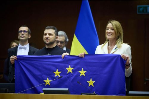  Tổng thống Ukraine Volodymyr Zelensky và Chủ tịch Nghị viện châu Âu Roberta Metsola cùng cầm cờ EU.