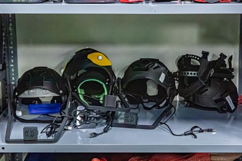 Ngoài bộ suit mocap gắn hệ thống marker phản quang, một số dự án mocap sử dụng thêm helmet gắn camera để ghi lại biểu cảm khuôn mặt.