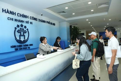 Phục vụ người dân tại Trung tâm dịch vụ hành chính công Thành phố Hà Nội. Ảnh Phạm Hùng