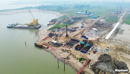 Công trường thi công cầu Hồng Hà nhìn từ trên cao. Ảnh: Quang Thái