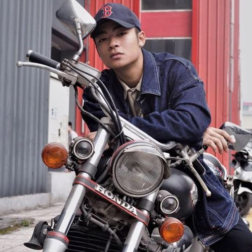 Võ Hoài Vũ được nhận xét là bản sao hoàn hảo của bố không chỉ ở ngoại hình, diễn xuất mà còn ở phong cách ăn mặc bụi phủi và mê xe phân khối lớn. Anh đang là gương mặt triển vọng trên màn ảnh nhỏ.