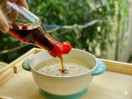 Nêm nước mắm cho trẻ dưới 1 tuổi không chỉ gây áp lực cho thận mà còn dẫn đến nhiều hệ lụy sức khỏe.