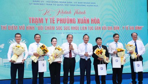 Các đại biểu tham dự Lễ khánh thành Trạm Y tế phường Xuân Hòa.