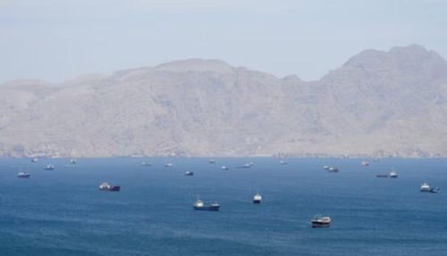 Vịnh Oman là cửa ngõ dẫn vào eo biển Hormuz, tuyến hàng hải chiến lược nơi một phần lớn lượng dầu mỏ vận chuyển bằng đường biển trên thế giới đi qua mỗi ngày. Việc duy trì khả năng giám sát và kiểm soát tại khu vực này luôn là ưu tiên hàng đầu của Washington.