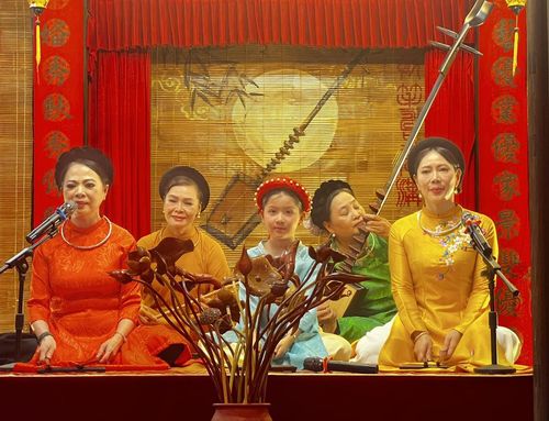 Tại Bích Câu Đạo quán, tiếng đàn đáy sâu lắng hòa cùng nhịp phách rộn ràng trong một không gian cổ kính.