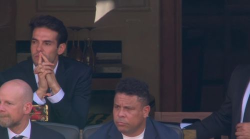 Vẻ lo lắng của Kaka và Ronaldo De Lima khi Brazil nhập cuộc không tốt. Ảnh: Twitter. Sự chú ý đổ dồn về Neymar dù anh không ra sân thi đấu. Ảnh: Reuters.