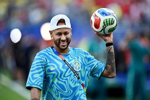  Neymar rạng rỡ trong lúc khởi động. HLV Carlo Ancelotti xác nhận trước đó việc tiền đạo này nghỉ trận gặp Morocco vì chưa bình phục chấn thương. 