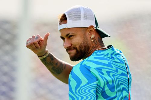  Trước đó, ngôi sao của Santos háo hức cùng tập thể "Selecao" đến sân MetLife chuẩn bị cho trận gặp Morocco. Anh được nhiều người hâm mộ yêu mến và chào đón khi xuất hiện. 
