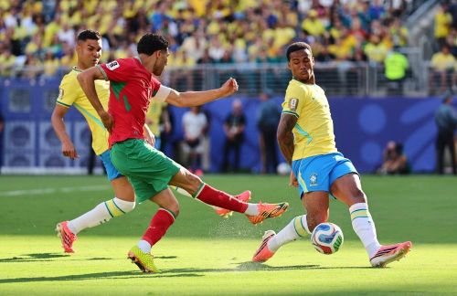  Đại diện châu Phi gây bất ngờ cho ông lớn Brazil với lối chơi quyết liệt. 