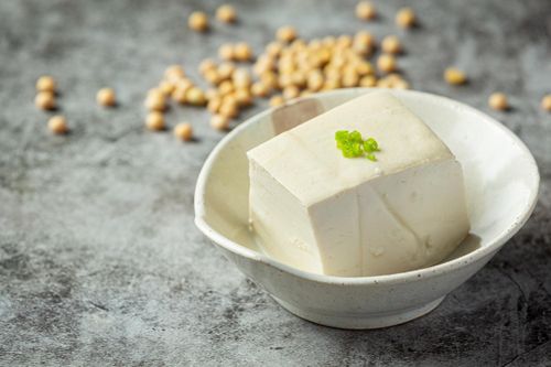  Đậu hũ chứa protein thực vật và isoflavone tốt cho sức khỏe tim mạch. Ảnh: Magnific. 