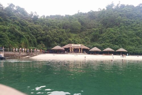 Du khách tắm biển tại Soi Sim năm 2014, khi đảo đón khách bình thường. Ảnh: Tripadvisor.