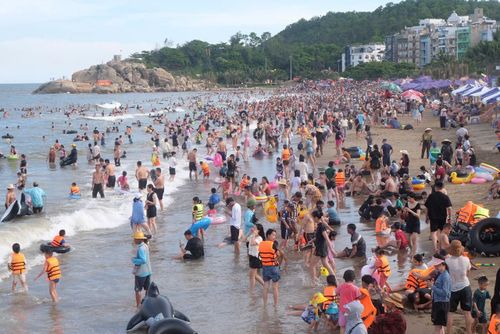  Càng về chiều, lượng du khách đổ ra bãi biển Sầm Sơn càng đông, chiều 14/6. 