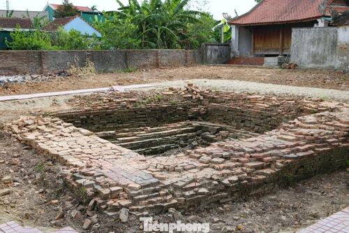  Nằm trong khuôn viên đền Hồng Long, di tích Nhạn Tháp từ lâu được biết đến là công trình kiến trúc Phật giáo cổ đặc sắc. Đây cũng là nơi các nhà khảo cổ phát hiện hộp đựng xá lị bằng vàng duy nhất ở Việt Nam, một hiện vật có giá trị đặc biệt về lịch sử, văn hóa và tôn giáo. 