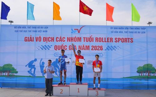 Ban tổ chức trao thưởng cho các vận động viên xuất sắc tại giải