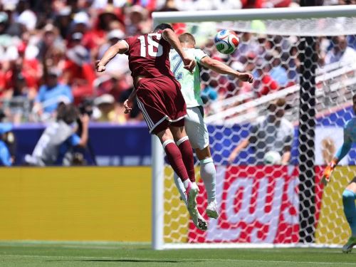 Cú đánh đầu mang về điểm số đầu tiên cho Qatar của đội trưởng Boualem Khoukhi. (Ảnh: FIFA)